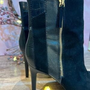Chic Black Heeled Boots with Gold Zipper
